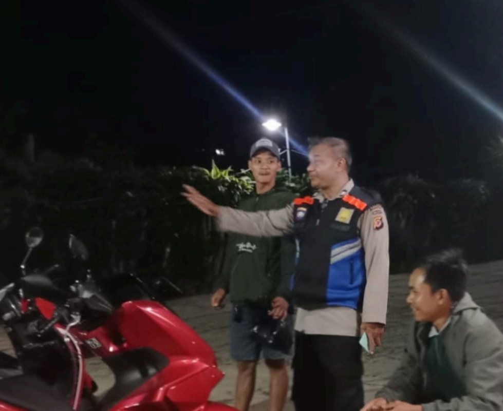 Bhabinkamtibmas Desa Darangdan Polsek Darangdan Polres Purwakarta Sambangi Warga pada Malam Hari, Sampaikan Pesan Kamtibmas