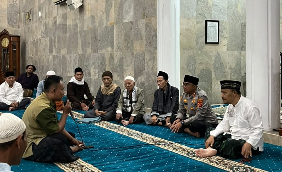 Subuh Keliling di Masjid Agung Baing Yusuf, Kapolres Purwakarta Ajak Warga Waspadai Curanmor dan Manfaatkan Layanan 110
