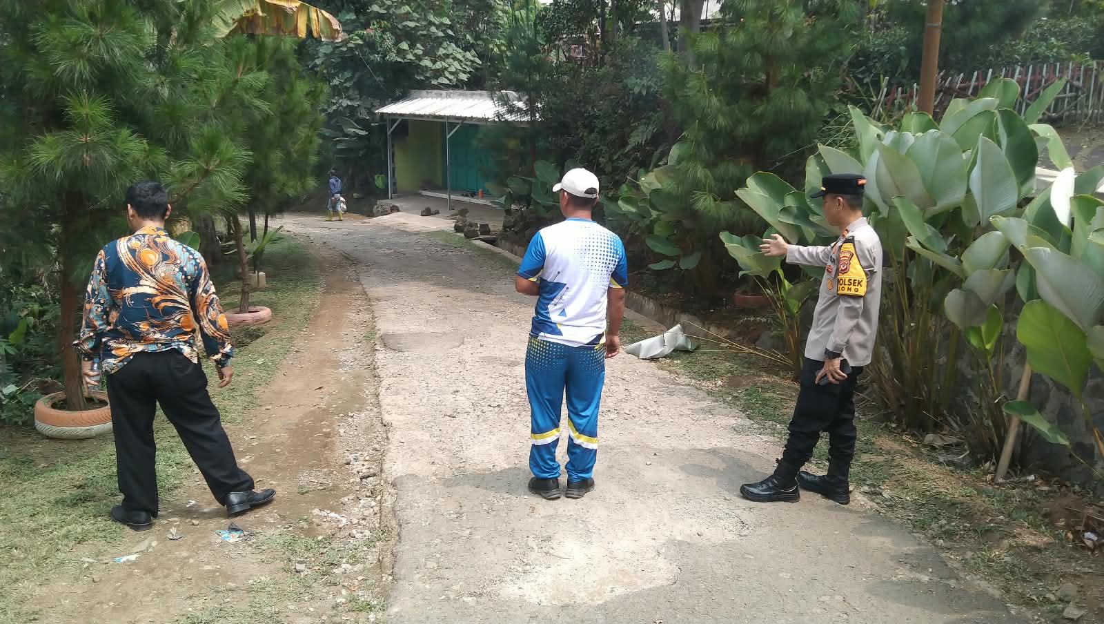 Cegah Risiko Kecelakaan, Polsek Bojong Cek Kondisi Jalan Rusak di Cikeris