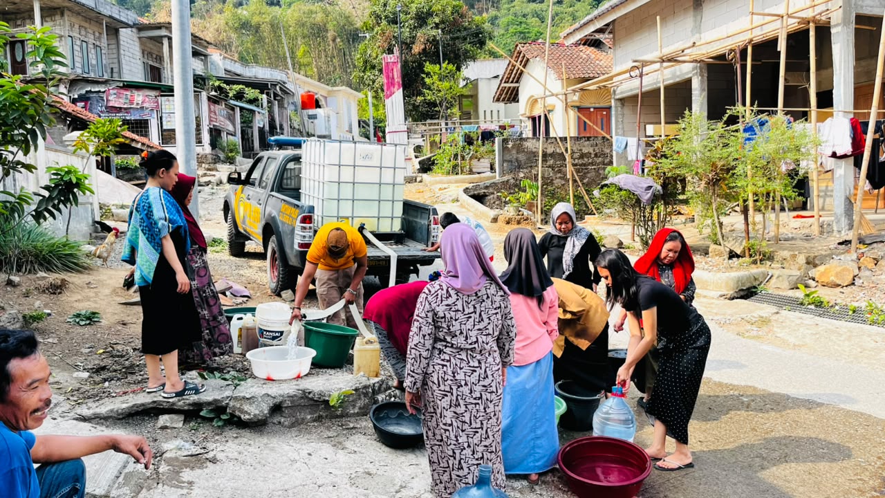 Ketersediaan Air Bersih Terbatas Saat Kemarau, Polsek Plered Salurkan Bantuan untuk Warga Tegalwaru