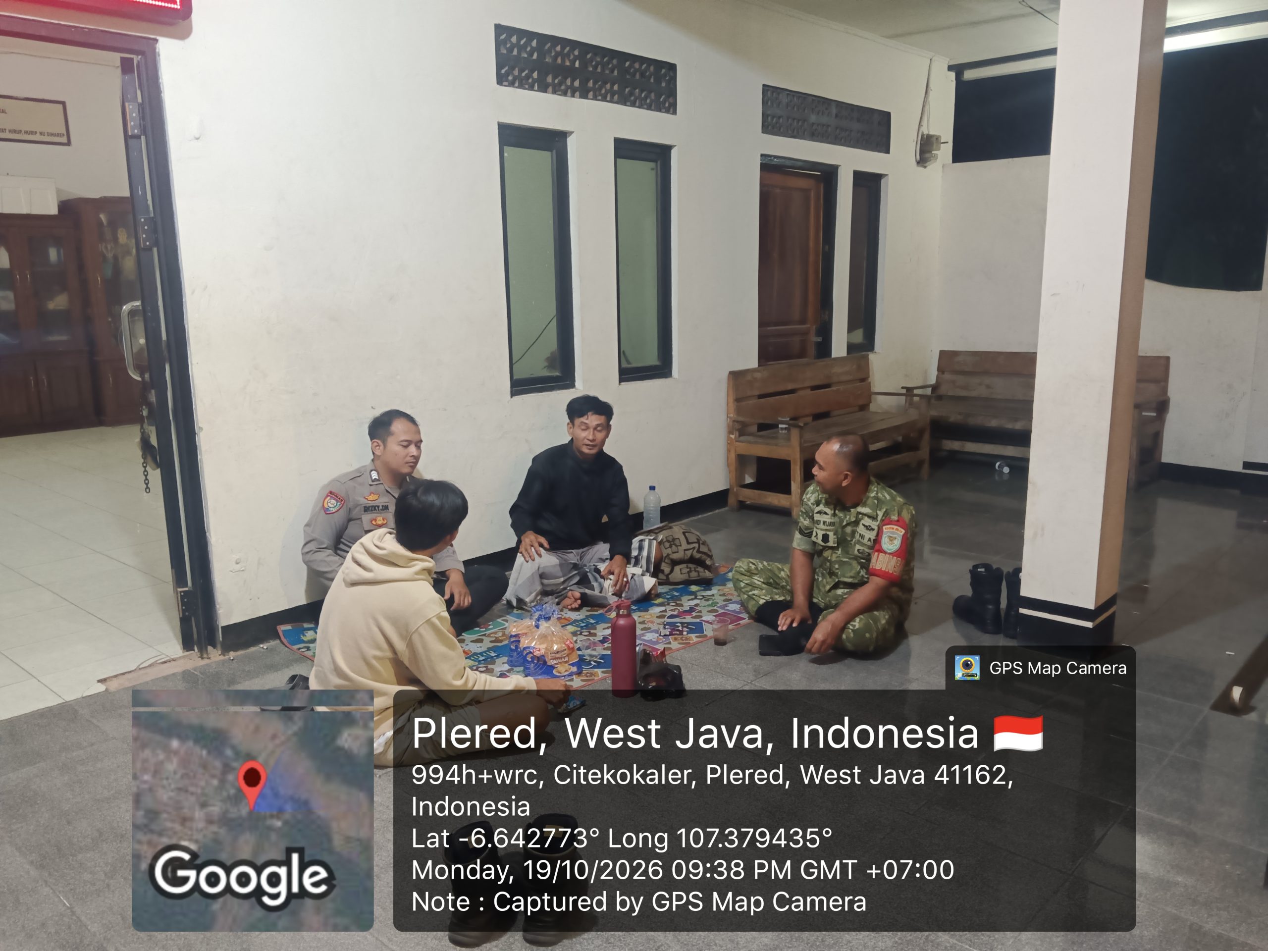 Sambangi Petugas Ronda, Personel Polsek Plered Sampikan Pesan Kamtibmas Ke Masyarakat