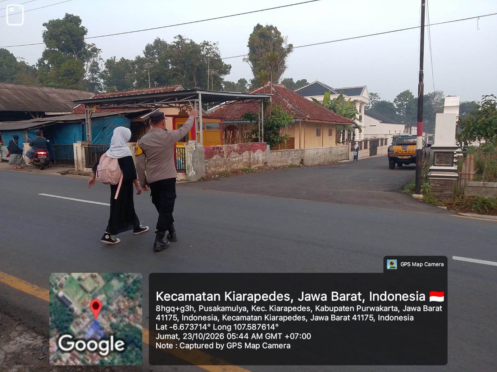 Pagi Lebih Lancar, Perjalanan Lebih Nyaman! Polsek Kiarapedes Bantu Warga Mulai Aktivitas