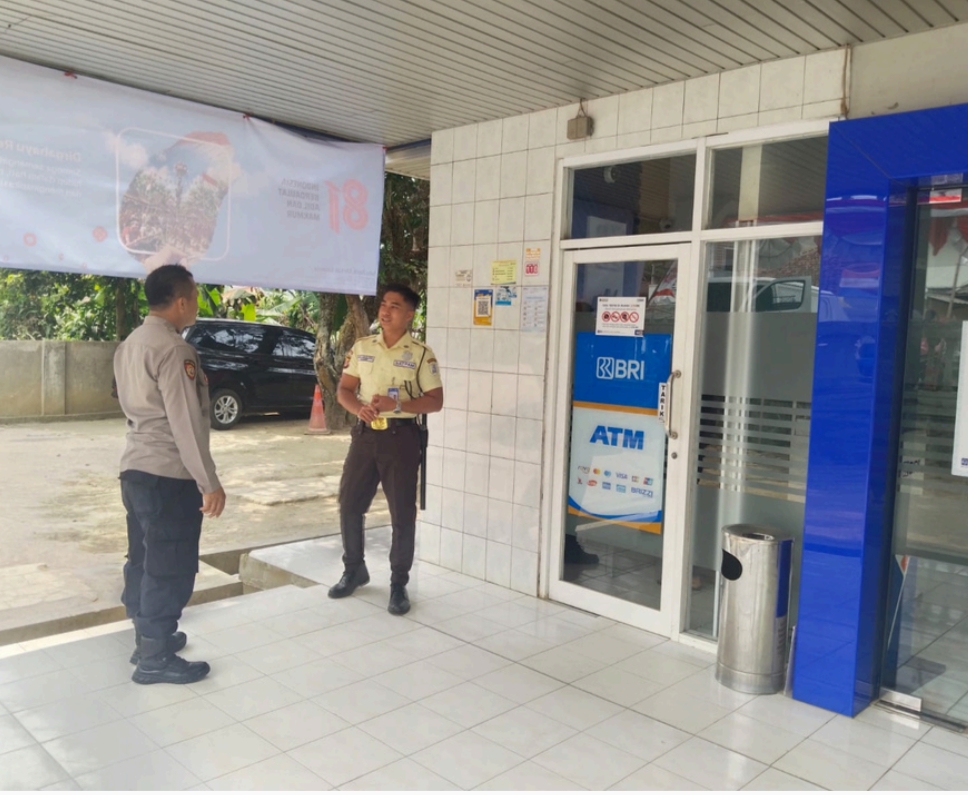 Personel Polsek Darangdan Sambangi Security Bank BRI, Sampaikan Pesan Kamtibmas