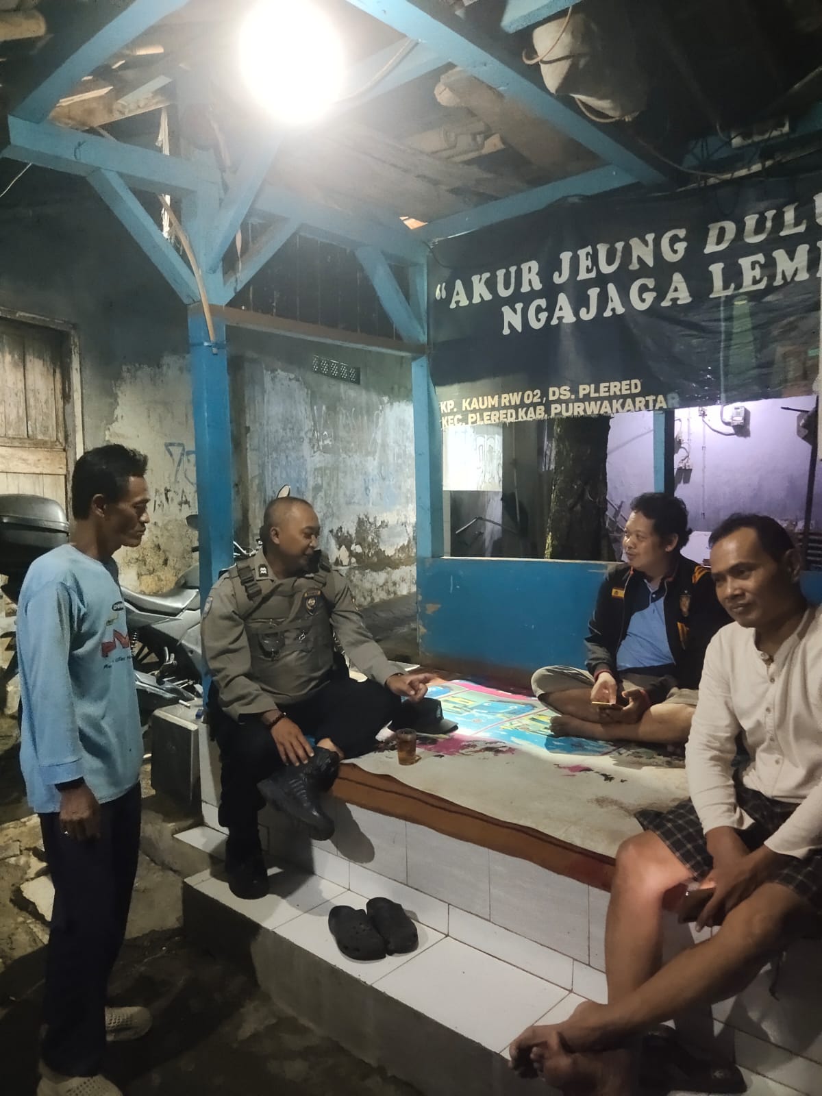 Sambangi Petugas Ronda Malam, Personel Polsek Plered Sampikan Pesan Kamtibmas Ke Masyarakat