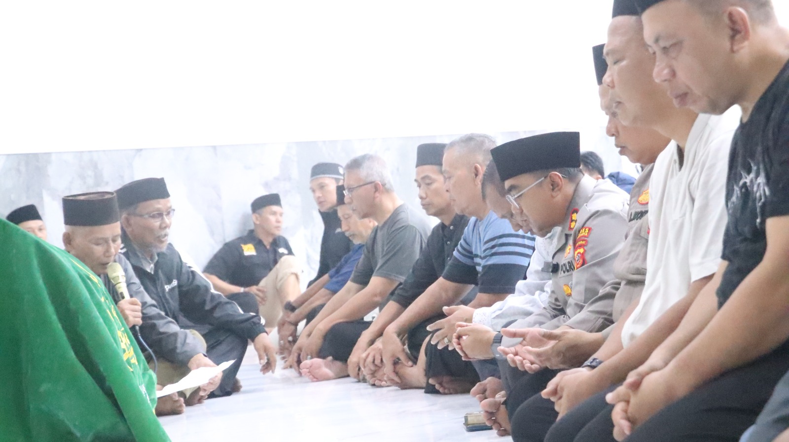 Wujud Kepedulian dan Kebersamaan, Kapolres Purwakarta Antar Jenazah Istri Kasat Binmas ke Pemakaman