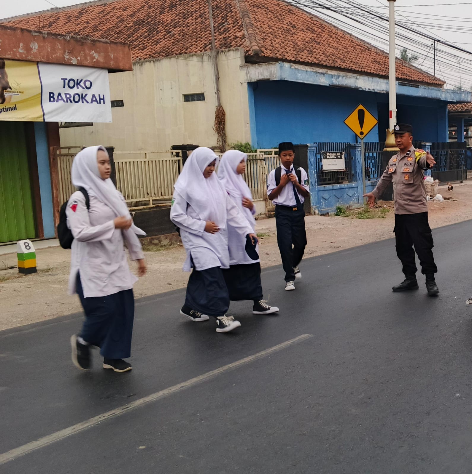 Tak Sekadar Gatur Lalin, Anggota Polsek Cibatu Peduli Keselamatan Pelajar