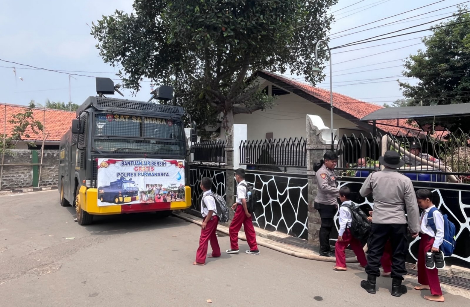 Polri Hadir Bersama Masyarakat, Dalmas Salurkan Air Bersih untuk SDN 2 Cicadas