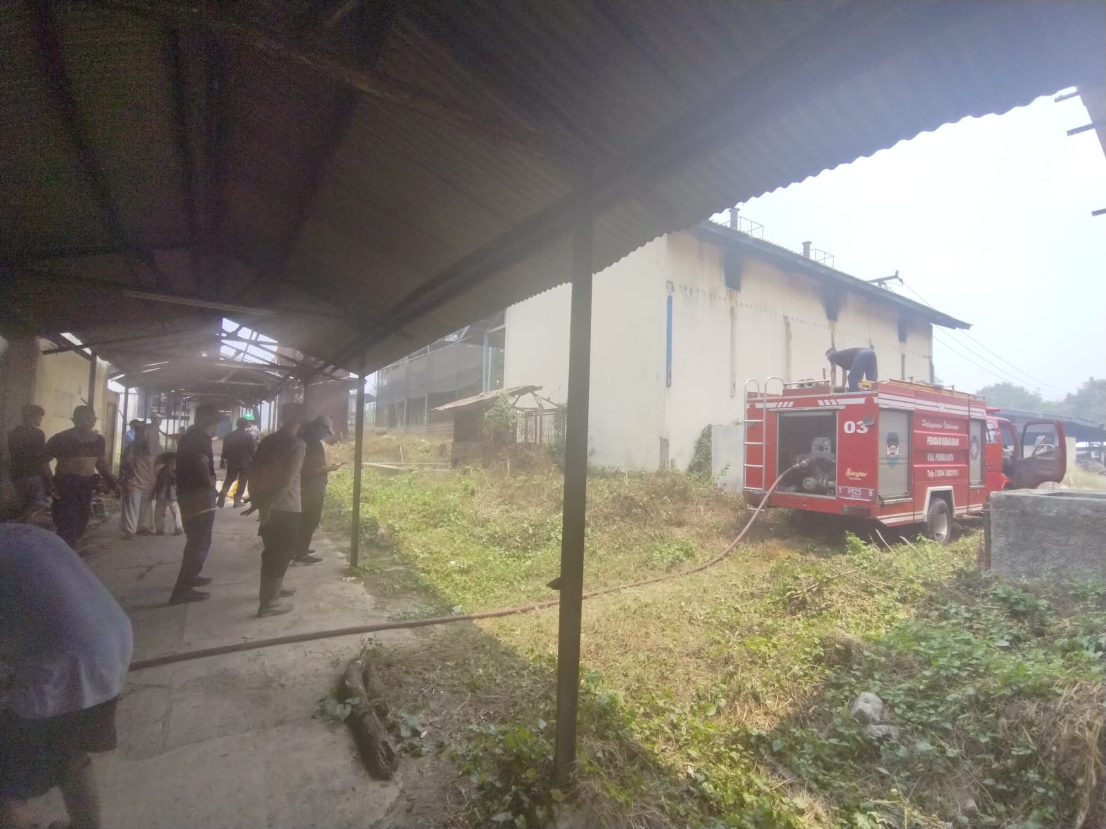 Respons Laporan Kebakaran Lahan, Polsek Campaka Bersama Damkar Lakukan Pemadaman