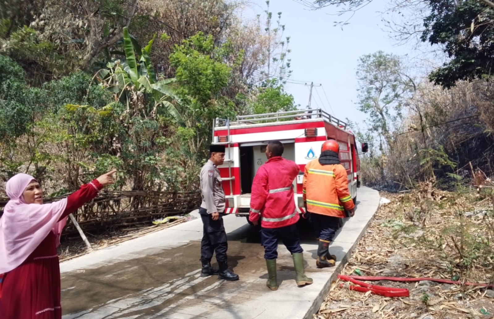 Bhabinkamtibmas Hadir di Lokasi Kebakaran Lahan Bambu di Jatiluhur