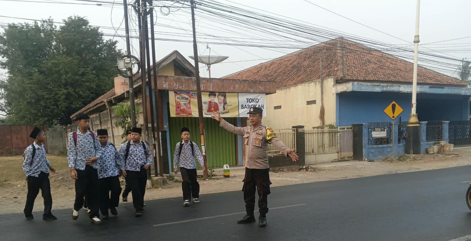 Langkah Kecil Penuh Kepedulian, Polisi Bantu Anak Sekolah Menyeberang