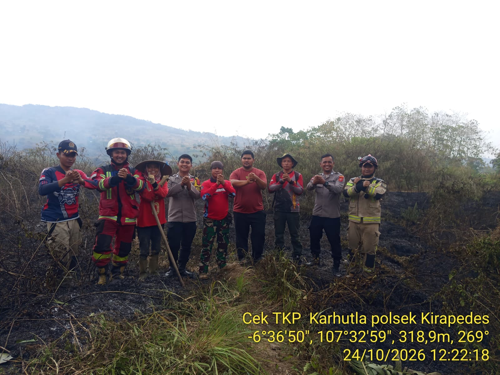 Api Meluas dari Pembakaran Sampah, Polsek Kiarapedes Bersama Petugas dan Warga Tangani Kebakaran Lahan di Margaluyu