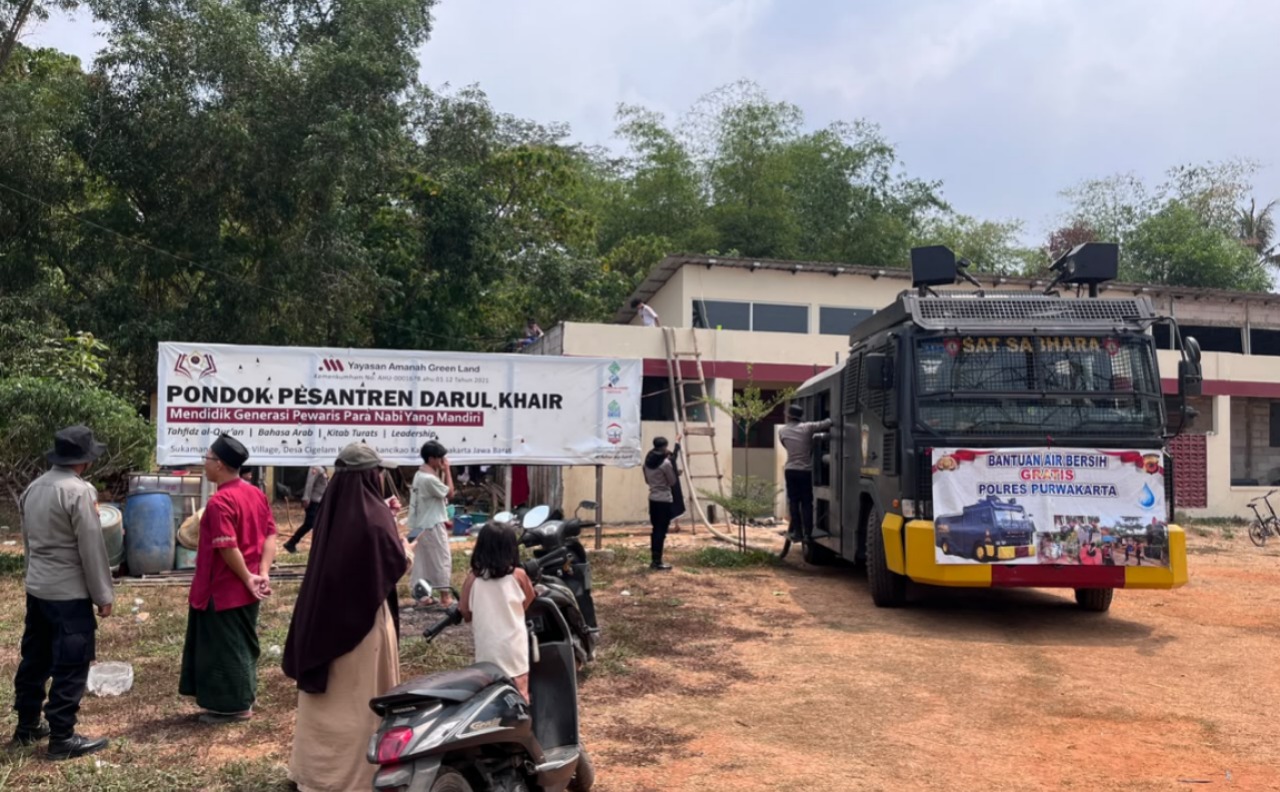 AWC untuk Kemanusiaan, Polres Purwakarta Salurkan Air Bersih ke Ponpes Darul Khair