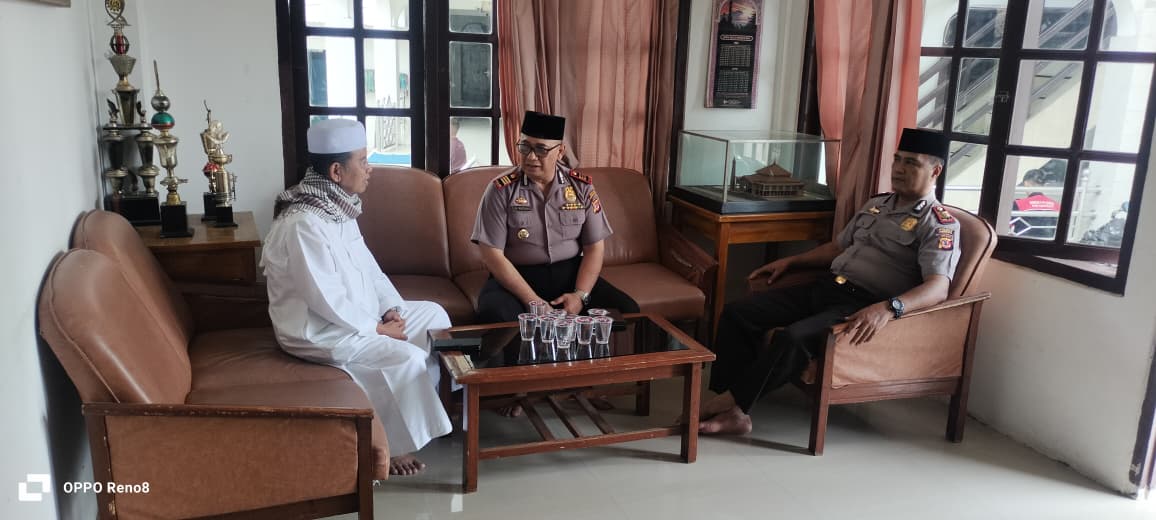 Pererat Silaturahmi Antara Ulama Dan Umaro, Kapolsek Plered Jalin Silaturahmi Dengan Tokoh Agama