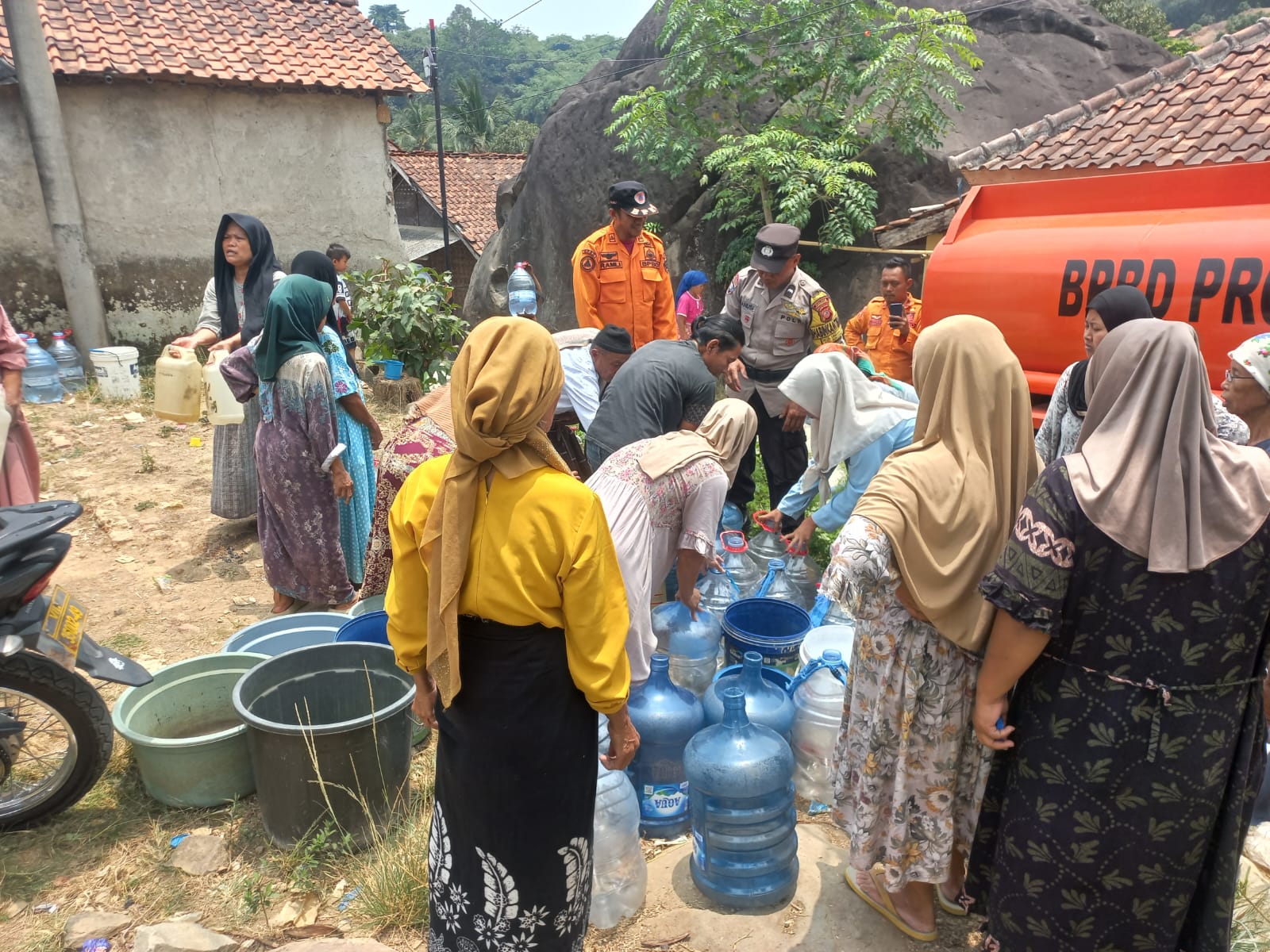 Bantu Warga Hadapi Kemarau Panjang, Polsek Sukatani Bersama BPBD Salurkan Air Bersih