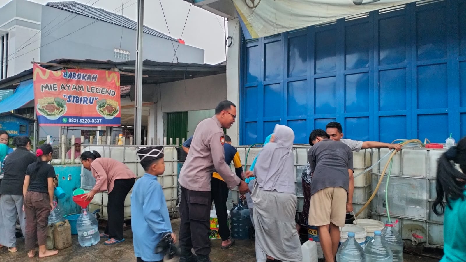 Bhabinkamtibmas Polsek Darangdan Pantau Pendistribusian 8.000 Liter Air Bersih untuk Warga Linggasari