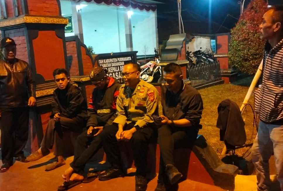 Bhabinkamtibmas Polsek Darangdan Sambangi Warga dan Linmas, Sampaikan Pesan Kamtibmas