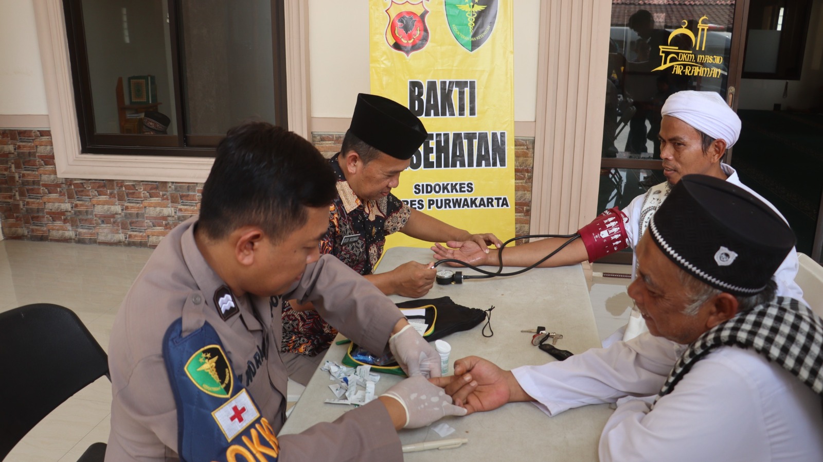 Dokkes Polres Purwakarta Berikan Pemeriksaan Kesehatan Gratis kepada Jemaah Sebelum Salat Jumat