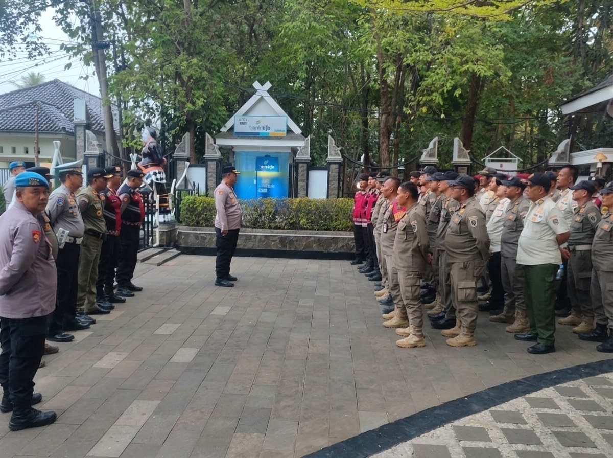 Kawal Demokrasi Secara Humanis, Kapolsek Purwakarta Kota Pimpin Langsung Pengamanan Aksi Mahasiswa AMP di Kantor Pemda Purwakarta