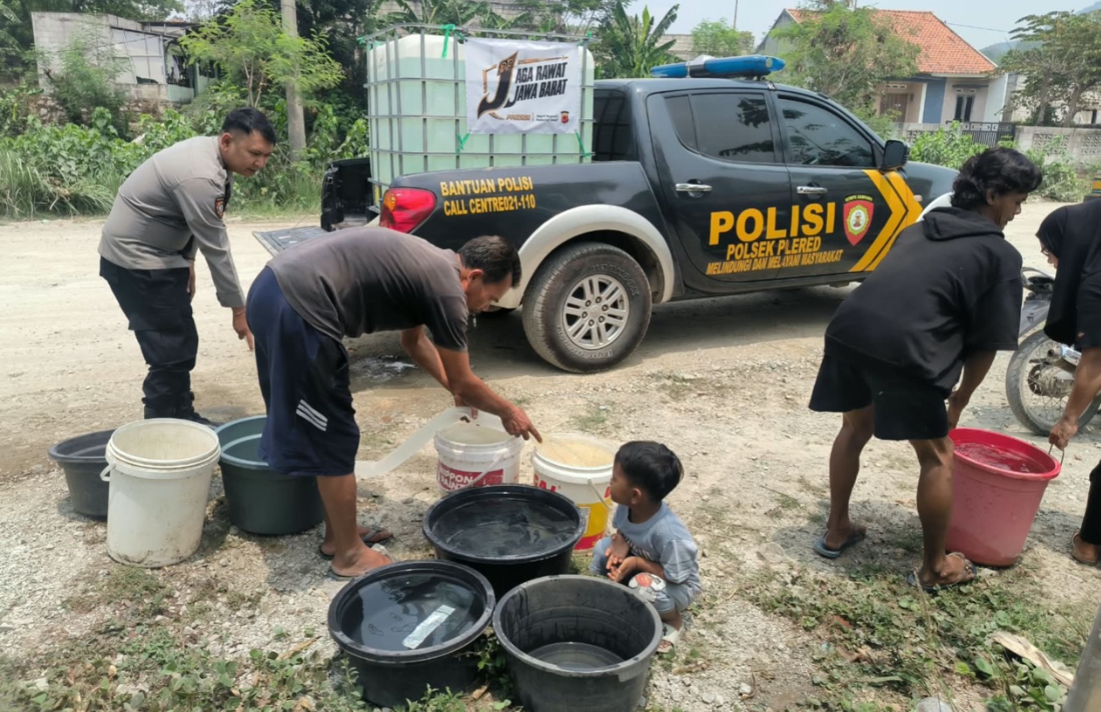 Polsek Plered Salurkan 1.000 Liter Air Bersih untuk Warga Pamoyanan