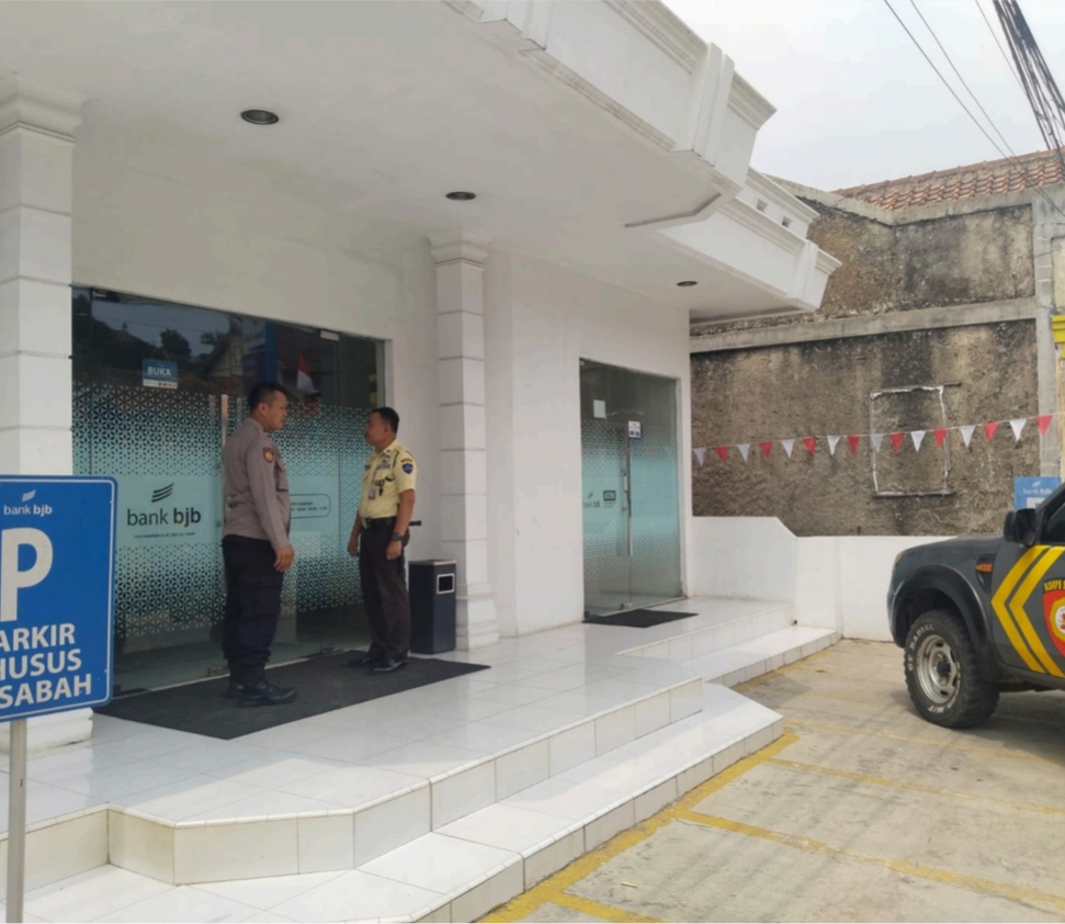 Polsek Darangdan Tingkatkan Keamanan Perbankan, Sampaikan Pesan Kamtibmas kepada Security Bank BJB