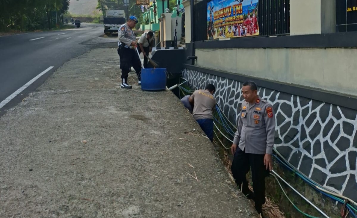Dukung Green Policing, Polsek Darangdan Bersihkan Halaman Mako dan Saluran Air